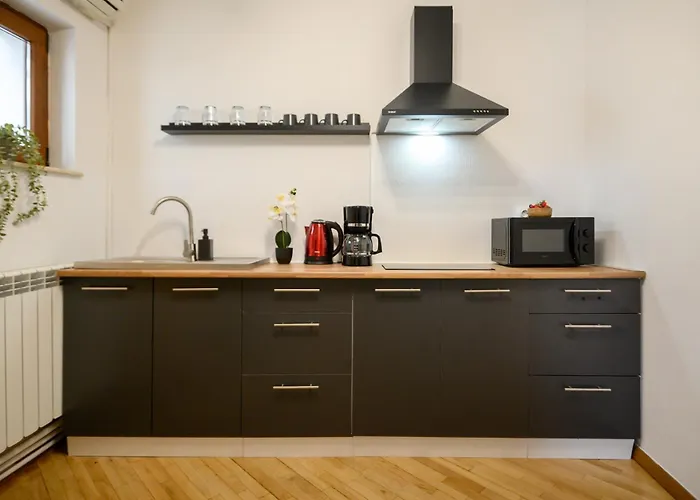 Culture At Your Doorstep - Modern 1br In The Center Lägenhet